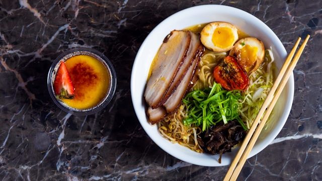 🍜「バズるラーメン店」の秘訣とは？新規顧客もリピーターも熱狂させる集客戦略
