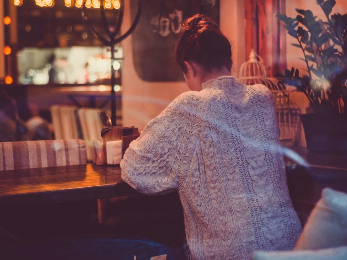 「一人で入っても大丈夫？」おひとり様が安心して扉を開けるホームページ写真の作り方